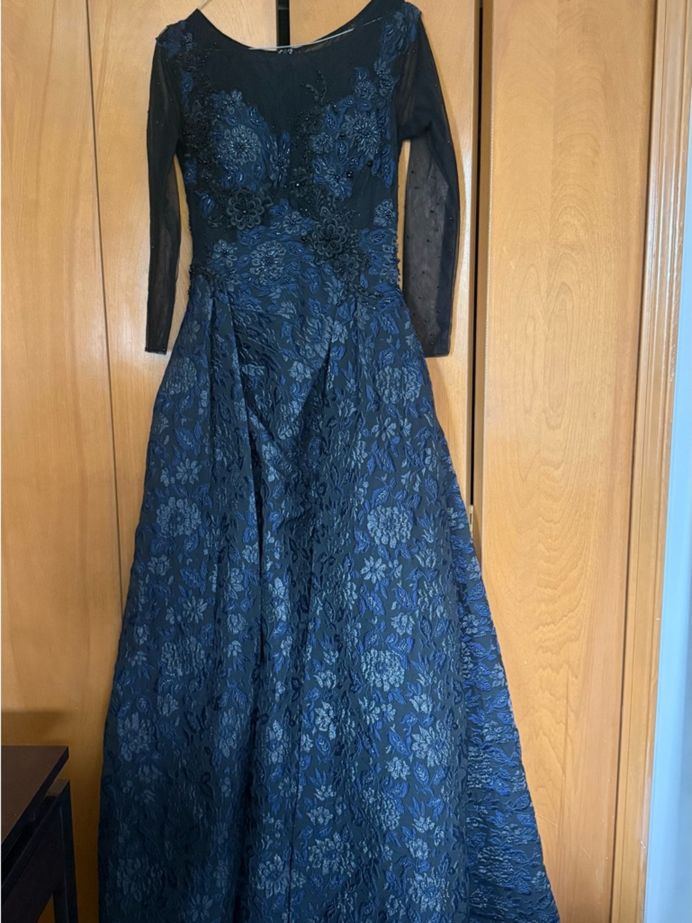 Elegant Navy Blue Long-Sleeve Lace Evening Gown